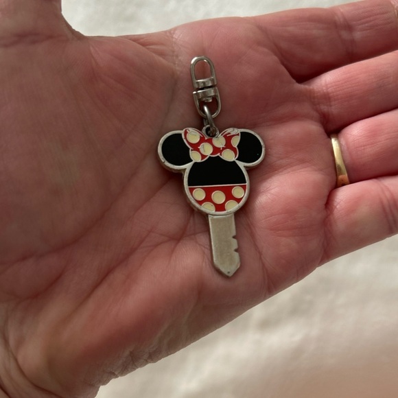Minnie Mouse Key Charm - Picture 5 of 5